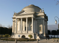 Lombardia Como monument Alessandro Volta inventatorul bateriei