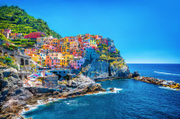 Lasati-va purtati intr-o experienta de o frumusete uimitoare explorand Cinque Terre, la est de-a lungul coastei Toscanei