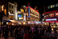 Seara, va sugeram o plimbare in Leicester Square o zona pietonala foarte apreciata, de londonezi si turisti in egala masura, pentru multitudinea restaurantelor, barurilor si mai presus de toate a teatrelor.