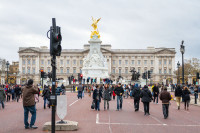 Continuam vizitele pietonale cu insotitorul de grup. Palatul Buckingham cea mai cunoscuta resedinta din Londra, resedinta Reginei.