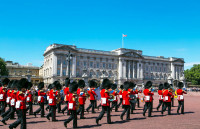 Va prezentam Londra intr-un tur de oras cu ghid local. Admiram Palatul Buckingham cea mai cunoscuta resedinta din Londra, resedinta Reginei.