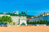 Pornind din Place Bellecour, una dintre cele mai mari piete din Europa,