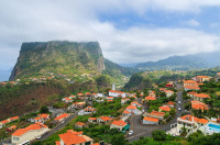 Vizita continua cu partea de coasta Faial, dominata de magnificul afloriment de roci care se ridica impresionant din mare, numit Penha de Aguia.