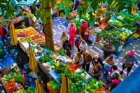 Prima oprire va fi la Piata Locala, unde puteti vedea produse traditionale,