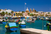 Prima oprire o vom face la pitorescul satuc de pescari Marsaxlokk unde ne vom relaxa privind marea si admirand cunoscutele barcute malteze numite „luzzu” pictate in traditionalele culori rosu, albastru si galben.