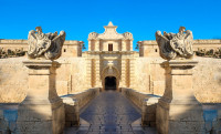 urmata de Mdina–vechea capitala a Maltei, “orasul tacut” cum mai este cunoscut. In acest mic orasel cu strazi inguste, in totalitate pietonal, ne vom plimba pe langa bastioanele impozante de unde vom avea o vedere panoramica asupra intregii insule