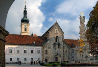 Manastirea Heiligenkreutz, cea mai veche manastire Cisterciana din lume locuita continuu, este una dintre cele mai frumoase manastiri medievale, fondata in anul 1133 de catre Leopold III de Babenberg