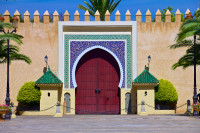 Turul se va incheia cu vizita exterioara a Palatul Regal–ce are elemente de arhitectura araba si maura. Are 7 usi gigantice sculptate in bronz si incadrate de ornamente extraordinare din ceramica viu colorata.