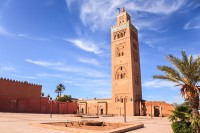 Veti vizita Moscheea Koutoubia, construita de sultanul Abdel Moumen in stil marocan-andaluz. Aspectul reaminteste de versiunea mai veche din Cordoba, desi inaltimea minaretului Koutoubia este aproape dubla fata de cel din Andalucia.