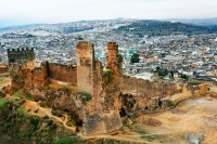 Fez-al-Bali, cea mai mare dintre cele doua medina din Fez, este un oras medieval care s-a pastrat aproape intact de-a lungul timpului.