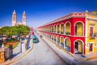Pornim intr-un scurt tur panoramic al orasului Campeche, fondat de spanioli in Sec al XVI-lea, pe coasta din Golful Mexicului.