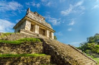 In Palenque veti admira Templul Soarelui-foarte bine pastrat, unde pe scut apare fata zeului mayas.