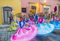 Continuam drumul catre Oaxaca. Oaxaca este locul originar istoric al populatiilor pre-columbiene Zapotec si Mixtec, avand cei mai multi vorbitori nativi ai limbilor amerindiene vorbite in Mexicul de azi.
