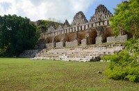 Ne indreptam catre orasul Uxmal in care veti admira cele mai bine pastrate vestigii mayase: Casa Testoaselor renumita pentru broastele testoase care decoreaza cornisa. Casa Pasarilor