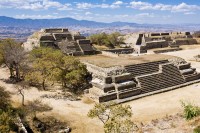 Continuam cu vizita orasul zapotec Monte Alban unde veti gasi urme ale acestei civilizatii.