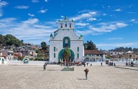 Prima oprire este in San Juan Chamula. Locuitorii sunt indigeni Tzotzil si au o organizare proprie, nu platesc impozite, nu permit politiei federale sa intre in teritoriul lor, si au un ritual religios diferit.