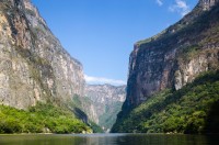 Vom continua apoi cu un tur al Canionului Sumidero cu barca.