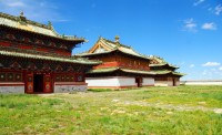 si apoi cu primul si cel mai mare templu budist din Mongolia construit pe ruinele orasului Kharakorum