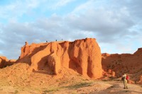 Drumul ne poarta astazi catre Bayanzag, ceea ce inseamna „bogat in arbusti saxaul”, dar faimos sub denumirea data de paleontologul Roy Chapman Andrews, „Flaming Cliffs”