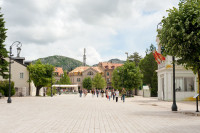 Continuam cu Cetinje-capitala istorica a Muntenegrului. Admiram in turul pietonal cu ghid local vechea Manastire, resedinta prezidentiala, muzee si galerii.