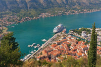 Tur de oras in centrul vechi din Kotor unde se afla catedrala St. Triphun strajuita de ziduri si fortarete incluse in Patrimoniul Mondial UNESCO.