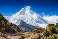 Ajungem in Nepal, tara desemnata de National Geographic una dintre cele mai bune destinatii de aventura din lume. Marginit de inaltimile Himalayei si de junglele fierbinti ale campiilor indiene