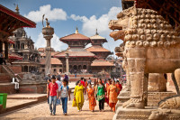 Kathmandu este capitala politica, comerciala si culturala a Nepalului. Intinzandu-se pe o suprafata de 360 kmp si la o altitudine de 1.336 m deasupra nivelului marii, Kathmandu este un loc exotic si fascinant, imbogatit de cultura, arta si traditii.