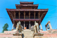 Orasul antic Kirtipur este o fortareata naturala cu o cultura si istorie foarte bogata. Principalele atractii ale orasului sunt Stupa Chilancho, templul Bagh Bhairav si templul Uma Maheshwar.