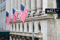 Wall Street din Manhattan, un centru financiar important inca din timpul celui de-al Doilea Razboi Mondial, sediul bursei americane New York Stock Exchange (NYSE).