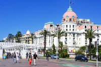 Aici se afla Hotelul Negresco - emblema turistica a orasului, Casino du Palais de la Mediterranee, Muzeul de Arta si Istorie, Phoenix Parc Floral, Musee des Arts Asiatiques, Theatre de Verdure etc.