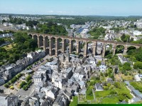 Dincolo de viaduct se ajunge in centrul istoric al orasului Morlaix, care este foarte placut de explorat, cu piete deschise si strazi inguste marginite de case medievale