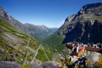 Soseaua de inalta altitudine strabate piscuri muntoase enorme.