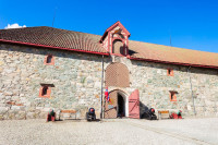 Turul continua pe langa Palatul Arhiepiscopal, care adaposteste Coroana Regala,