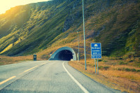 Continuam excursia de-a lungul fiordului Porsangerfjord spre  Kåfjord de unde prin tunelul rutier denumit „Tunelul Capului Nord”