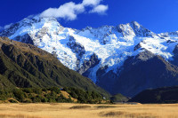 Parcul National Muntele Cook, parte a Patrimoniului Mondial, se intinde la raul Cook pana in zona Fjiordland si a devenit una dintre cele mai populare atractii turistice din Insula de Sud a Noii Zeelande.
