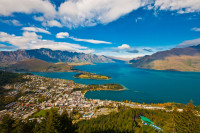 Suntem in Noua Zeelanda, insula de sud, in orasul Queenstown, situat chiar pe malul lacului Wakatipu, in locul considerat a fi unul dintre cele mai pitoresti din lume !