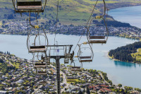 Queenstown este un important resort turistic pe intreaga perioada a anului, cu posibilitati de schi pe varfurile Coronet si Remarkables iarna si cu o sumedenie de activitati pe timpul verii orientate pe natura