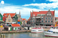 Continuam excursia cu vizitarea satului Volendam. Acesta este poate cel mai vizitat si cel mai renumit sat pescaresc din intreaga tara.