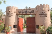 Veti face cunostinta si cu Satul Patrimoniului din Abu Dhabi, un loc potrivit pentru familii, pentru a experimenta modul de viata traditional din desert.