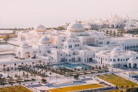 Veti vizita apoi Qasr Al Watan, un palat prezidential functional din Abu Dhabi si un reper cultural maiestuos