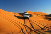 Veti continua apoi catre Wahiba Sands unde veti admira dunele de nisip maiestuoase care au 200 de kilometri lungime si 100 de kilometri latime