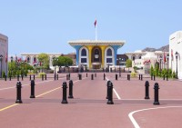 Ultima oprire va fi in orasul vechi Muscat, unde veti admira Palatul Al Alam, Palatul oficial al Majestatii Sale