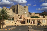 Va opriti pentru a face o fotografie si la Fortul Bahla - una dintre cele patru fortarete istorice situate la poalele muntilor Jebel Akhdar