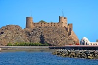 de asemenea, cele 2 forturi portugheze, Jalali si Mirani