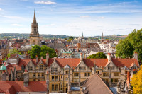 Continuam apoi cu Oxford, locul unde se imbina romantismul orasului medieval cu vitalitatea centrului universitar international,