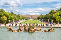 In uriasul parc al castelului mai puteti admira: Fantana lui Apollo, Marele si micul Castel Trianon.