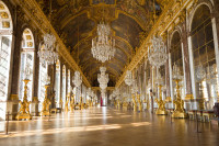 Atractii: apartamentele regale, capela, sala oglinzilor, expozitia de picturi din epoca lui Napoleon.