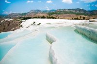 Excursie optionala la Pamukkale–unde cascada uriasa de travertin natural seamana cu un mare castel din bumbac.