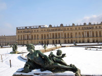 Optional, Excursie la Castelul Versailles cu ghid autorizat. Impresionantul Castel al lui Ludovic al XIV-lea este situat la 17 km de Paris.
