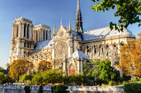 Vor putea fi admirate: Catedrala Notre Dame,